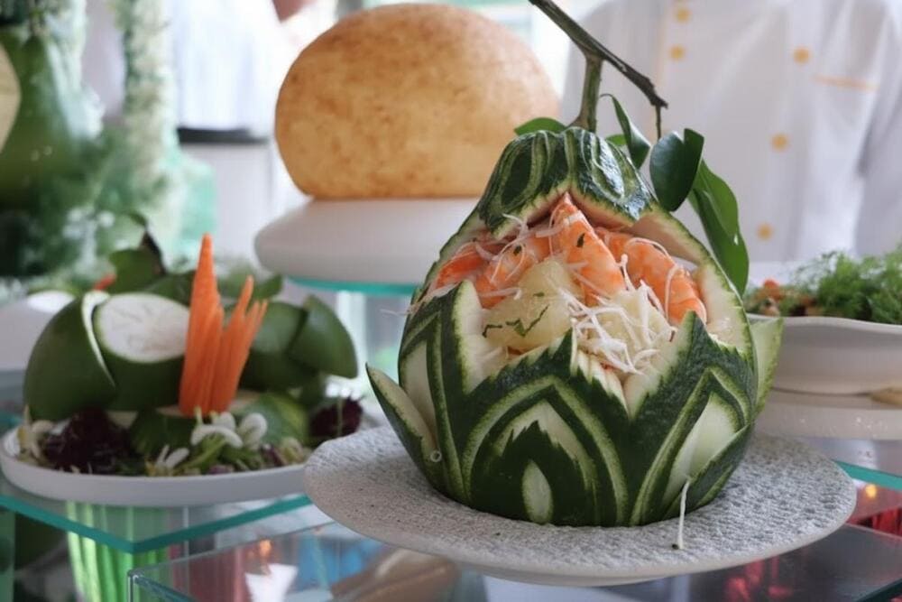 M&oacute;n ăn thanh m&aacute;t, kết hợp bưởi chua nhẹ với t&ocirc;m thịt, đậm vị miền qu&ecirc; s&ocirc;ng nước.